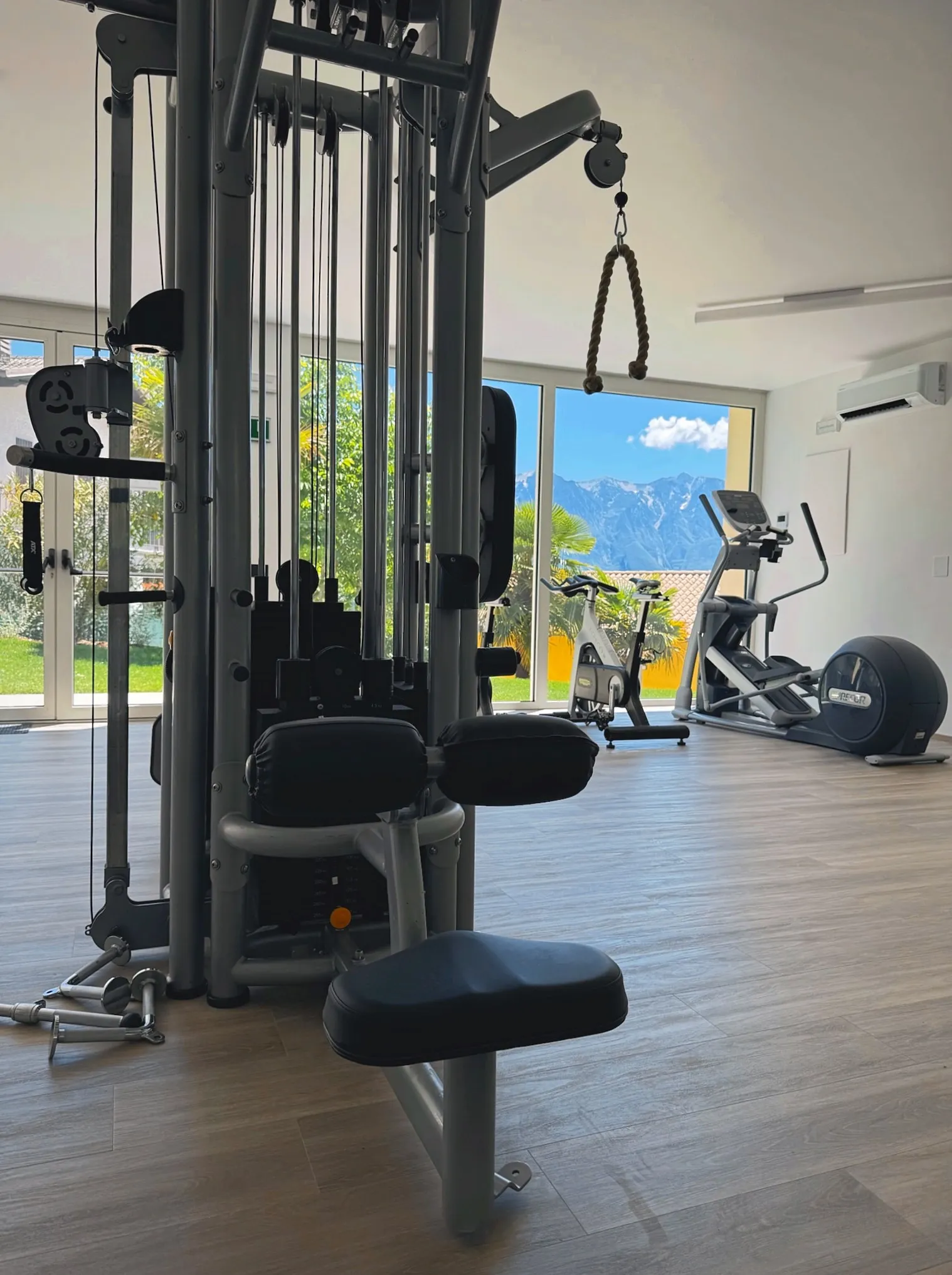 Training mit Bergblick durch die Glasfront