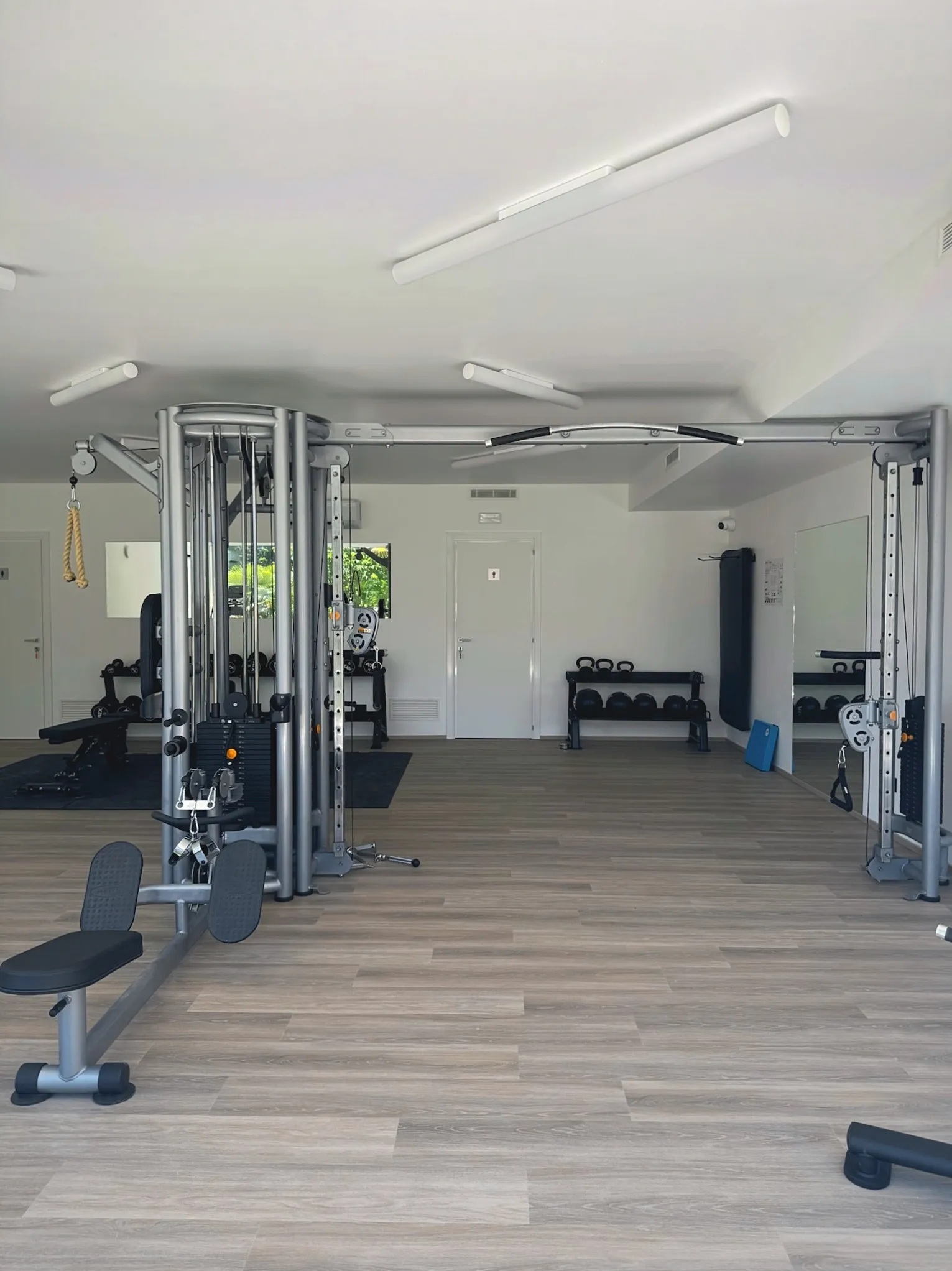Geräteübersicht im Fitnessraum