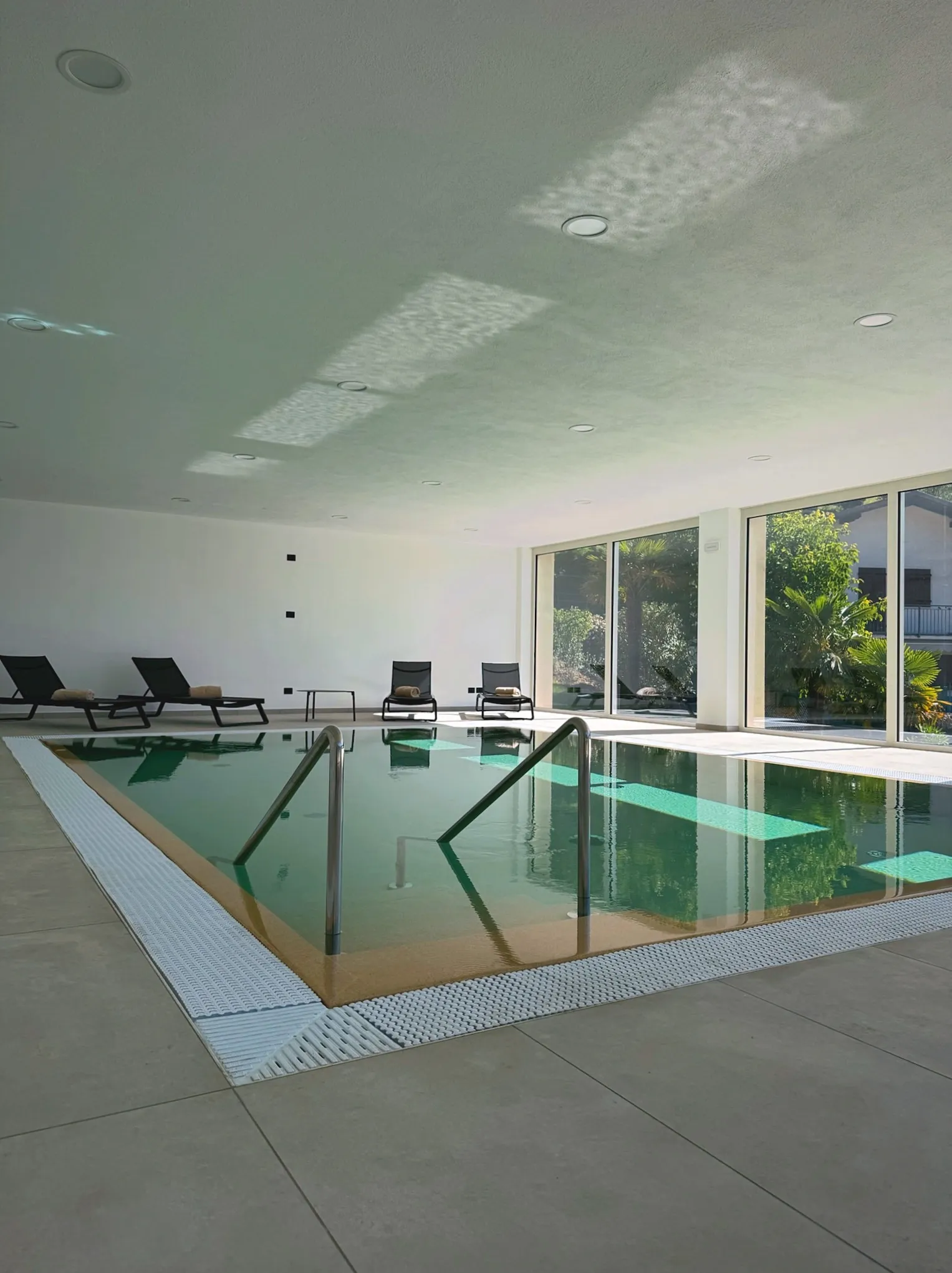 Indoor-Pool mit Liegen – Gesamtübersicht