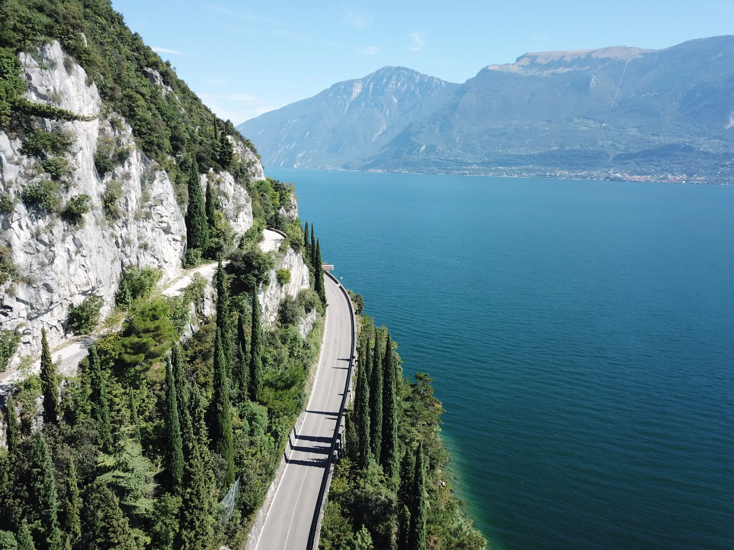 Vista aerea del Residence Sermerio con piscina e panorama del Lago di Garda